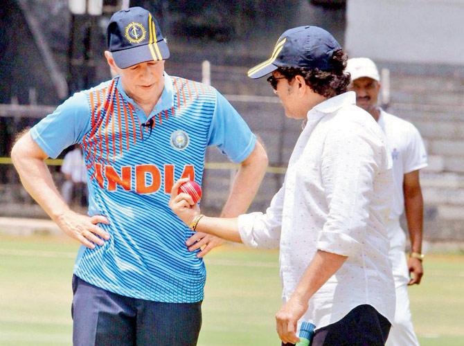 Ambassador Kenneth Juster gets some Tendlya lessons in cricket