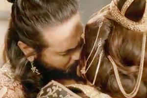 Ashish Sharma and Sonarika Bhadoria kiss on show Prithvi Vallabh goes viral