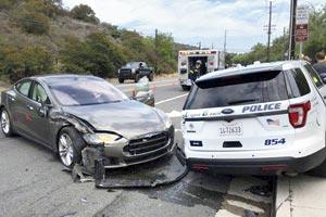 Tesla on 'Autopilot' crashes into parked police car