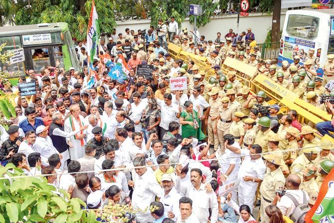 Congress senior leaders Gulam Nabi Azad, Mallikarjun Kharge, Ashok Gehlot with others march towards Raj Bhavan in Bengaluru, on Friday. Pic/PTI