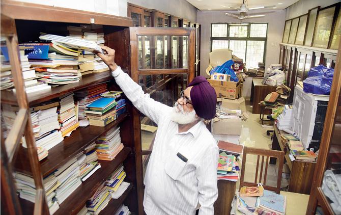 Balbir Singh of Sevak Jatha Dadar, shows some of the books which make up the book bank. Pic/Sameer Markande