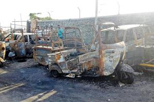 Mumbai: Abandoned vehicles clog up Bandra's narrow roads