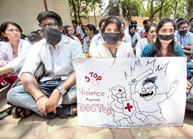 Resident doctors of state-run JJ Hospital stage a protest during the strike, over the alleged assault of two of their colleagues following the death of a patient. Pic/PTI