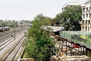 Mumbai: A level crossing that delays over 300 services