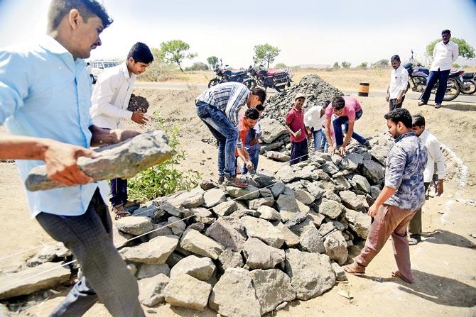 Villagers at Chichondi, Ahmednagar, work on the bund between 7 am and 12 noon. Around 40 of them have pledged to stay at temporary shelters at the project site until work on creating the bund is completed. Pics/Sameer Markande