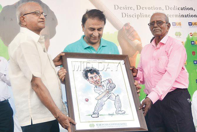 Mumbai cricket veterans Daya Dudhwadkar (left) and Gopal Koli present Sunil Gavaskar (centre) a sketch drawn by Austin Coutinho on Saturday. Pic/Sayyed Sameer Abedi