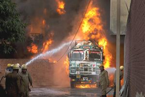Massive fire in south Delhi factory, 34 tenders at spot