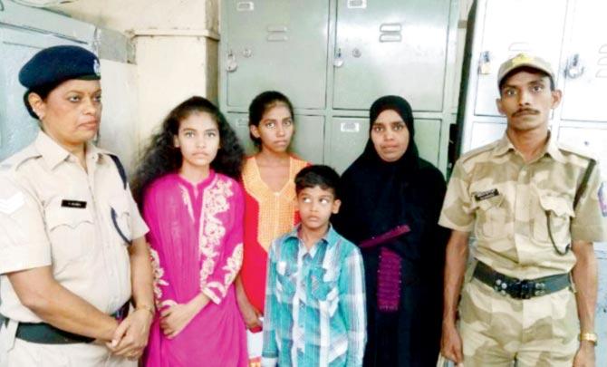 Efficient coordination between Kurla and Vidyavihar RPF helped to reunite Nigah Anwar Dhamaskar (in burqa) with her children