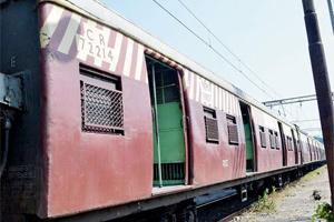 Mumbai: Commuters left to suffer after Harbour local changes tracks