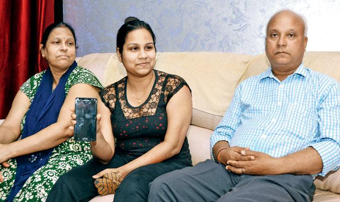 Dravita Singh with parents Hemant Kumar and Ishravati at their Kalyan home. Her phone didn