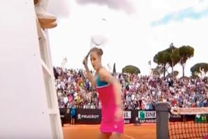 Karolina Pliskova smashes umpire's chair after Italian Open loss