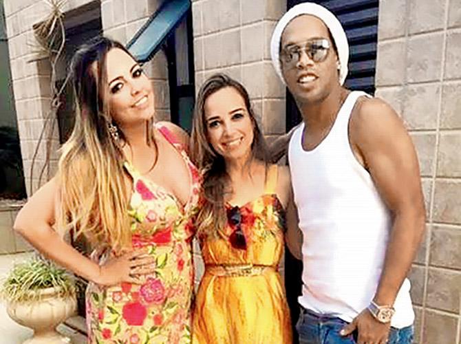 Ronaldinho with Priscilla Coelho (left) and Beatriz Souza