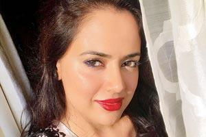 Is Sameera Reddy trying to get back in Bollywood?