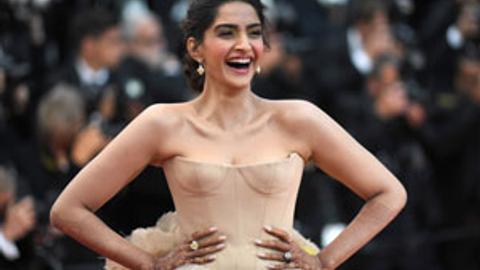 Hindi Actress Sonam Kapoor Sex Video - Cannes 2018: Sonam Kapoor shines in nude gown