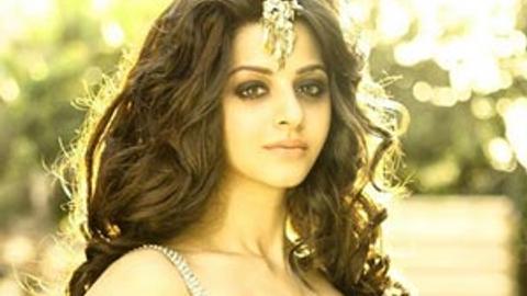 Amrita Rao Sex - Vedhika Kumar to make Bollywood debut with Emraan Hashmi's film