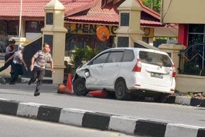 Sword-wielding men attack Sumatra police HQ
