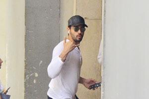 Whose day did Sidharth Malhotra make when he gestured to call him?