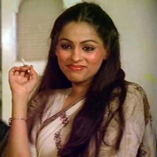 Simple Kapadia: A Bollywood actress and costume designer, Simple Kapadia made her acting debut in 1977 at the age of 18 by playing the role of Sumitha Mathur in the film Anurodh, with her brother-in-law, actor Rajesh Khanna. Her career as an actress spanned for almost 10 years. After starring in more than 20 movies, her final role was a special dance number for the movie Parakh in 1987. The actress later shifted her career and became a costume designer, and designed for actors including Tabu, Amrita Singh, Sridevi and Priyanka Chopra. The actress also won a National Award for her costume design in Rudaali in 1994. But later, the actress was ill for quite some time and breathed her last on November 10, 2009.
