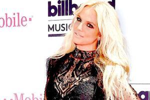 Britney Spears turns mentors aspiring dancers