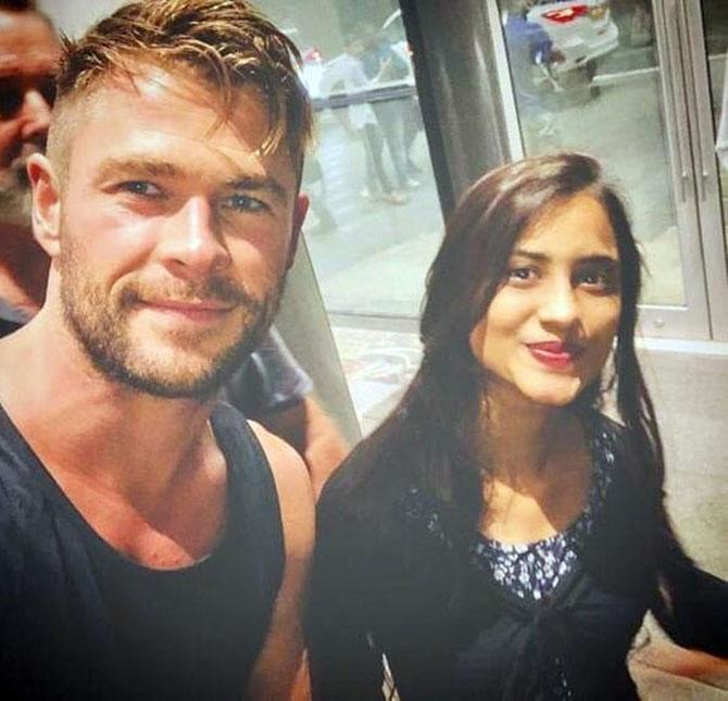 Chris Hemsworth take a picture with fan in India