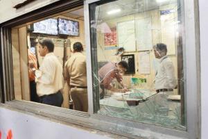 Mumbai: Commuters protecting old man attack Sandhurst Rd railway staff