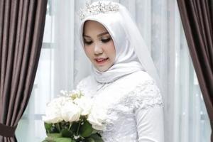 Woman wears wedding gown alone after fiance dies on Lion Air