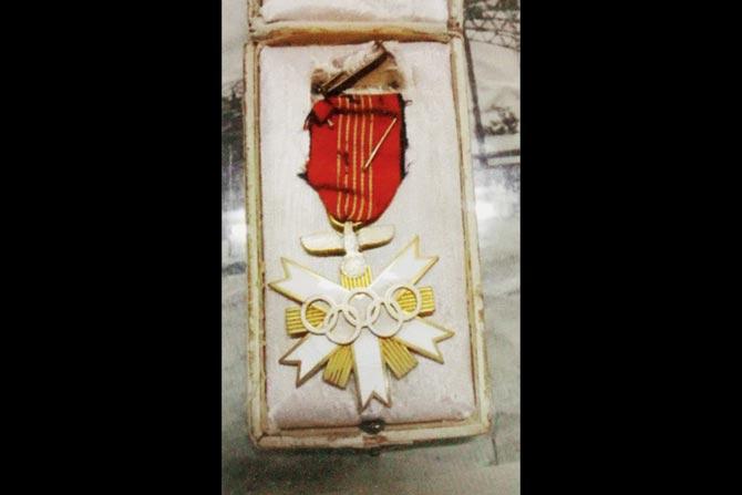 "Hitler’s medal", given to the Indian contingent at the 1936 Berlin Olympics. Pics Courtesy/Palimpsest