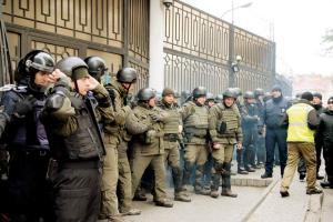 Kiev imposes martial law after Russia seizes ships