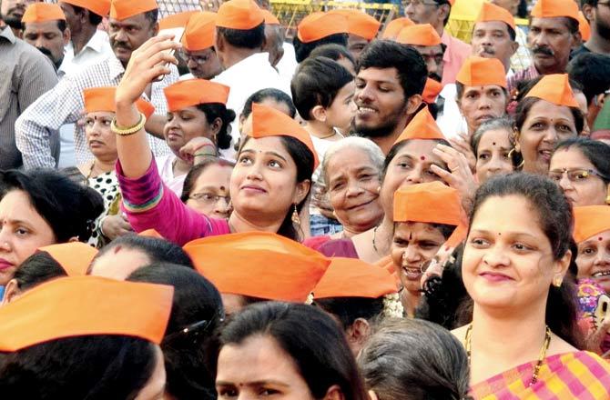 Shiv Sena party workers at maha aarti held at Siddhivinayak Temple in Mumbai on Saturday. Pic/Ashish Raje