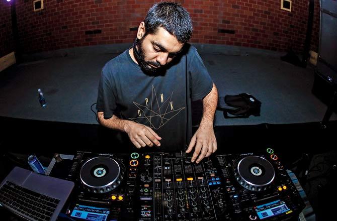 Sohail Arora plays a DJ set