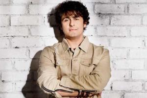 Sonu Nigam dresses up as cleaner