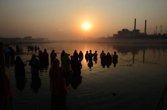 Four-day-long Chhath Puja concludes with oblation to rising sun