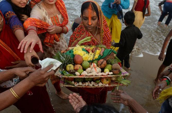Four-day-long Chhath Puja concludes with oblation to rising sun
