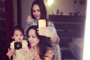 Esha Deol clicks selfie with Hema Malini and daughter Radhya Takhtani