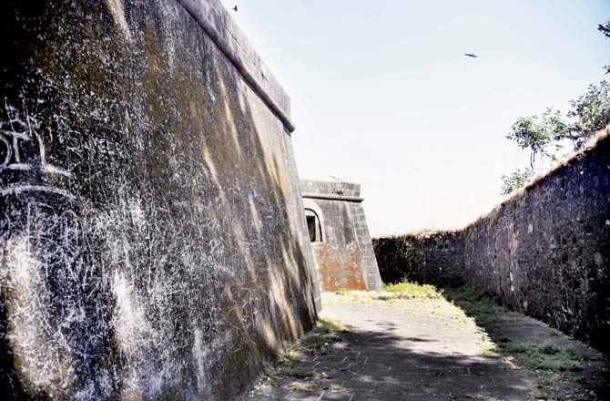 Besides heaps of garbage blocking its entrance, areas inside the fort, too, are littered with trash, while its walls have been dirtied with messages and love notes. Pics/Pradeep Dhivar