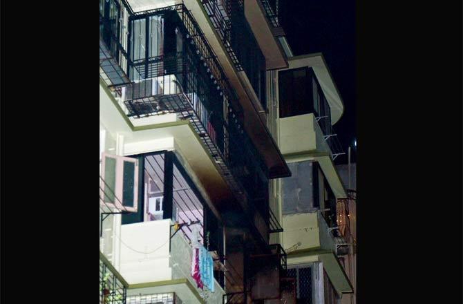 The flat in Nirmal Niwas building at Grant Road, where the senior citizen was charred to death. Pic/Bipin Kokate