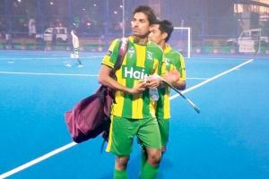 Pakistan players in their new yellow-green training jerseys yesterday. Pic/Ashwin Ferro