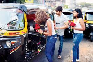 Mumbai: 20-year-old girl starts anti-spitting campaign with love, roses