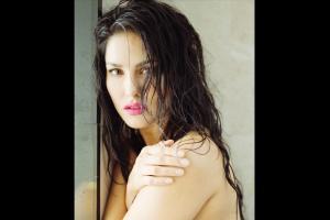 Sunny Leone's smokin' hot 'hello' will make you drool over her beauty