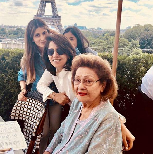 Another picture of Rishi Kapoor's family from the Paris vacation. Krishna Raj Kapoor looks so elegant here! Don't you think?