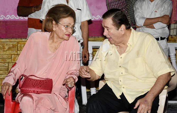 Krishna Raj Kapoor clicked while having a conversation with her son Randhir Kapoor.