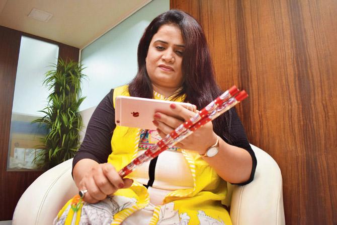 Vrutika Dawda tries the garba app, Sathiya Garba International. PIC/ASHISH RAJE