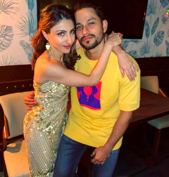 Kunal Kemmu and Soha Ali Khan: Kunal is five years younger to Soha. They were in a live-in relationship before their marriage. Kunal popped the question to Soha in Paris and both tied the knot six months later (January 25, 2015). The couple became proud parents to daughter Inaaya Naumi Kemmu on September 29, 2017.
