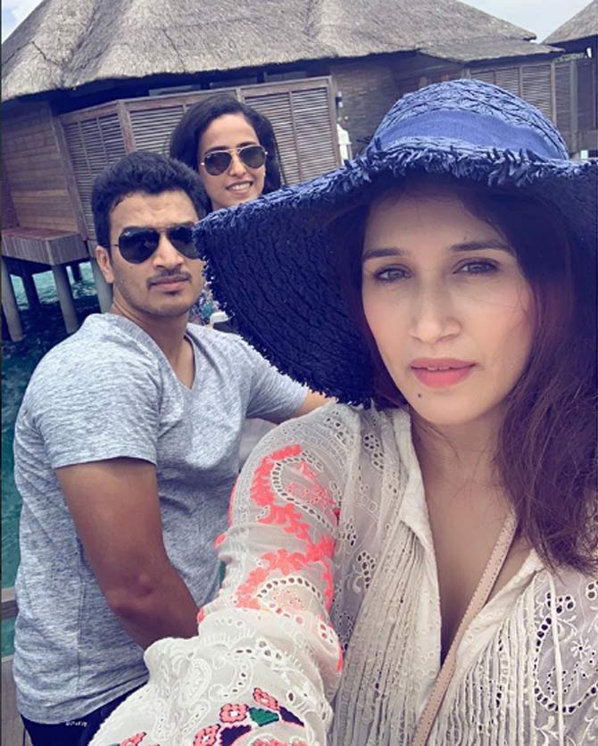 Sagarika Ghatge shared this picture of herself with a couple of friends. The 'Chak De' girl is glowing in a cool blue hat and white top