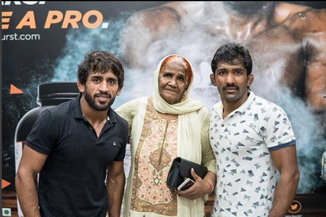 Yogeshwar Dutt has been a mentor for Asian Games 2018 gold-medallist Bajrang Punia. Here in this picture, Yogeshwar Dutt is spotted with Bajrang Punia and his mother.