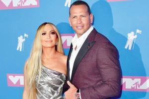 Alex Rogriguez gives lessons to girlfriend Jennifer Lopez during dinner