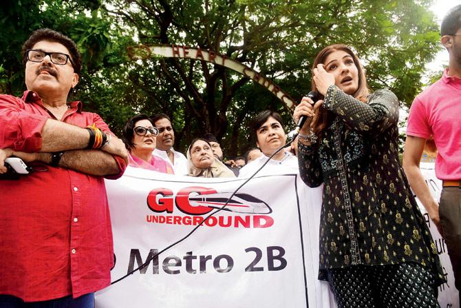 Ashoke Pandit, Moushmi Chatterjee and Raveena Tandon at the Metro 2 protest in Khar on Friday. Pics/Atul Kamble