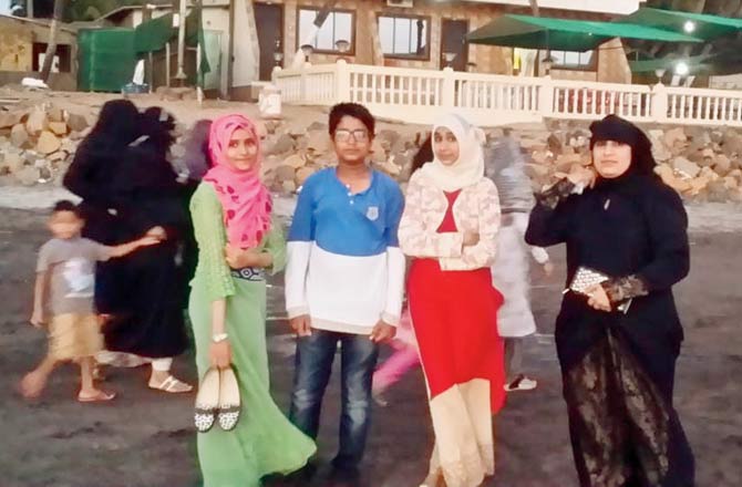 Mohammed with his mother and sisters, not too long before his death in 2016