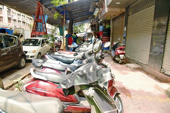 Two-wheelers parked on the pavement opposite Bohra Masjid. Pic/Suresh Karkera