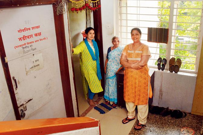 Nutan Awale (right), Sushma (left) and her mother-in-law Mangala Kurtarkar live in the A wing of Vrindavan 3 CHS, also occupied by the Dindoshi Police. The Kurtarkars claim that as their flat is on the same floor as the externment office, there have been occasions when criminals have knocked on their doors instead. Pics/Satej Shinde